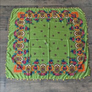 NWOT VINTAGE INSPIRED GREEN FLORAL SQUARE SCARF WITH LIRA TRIM